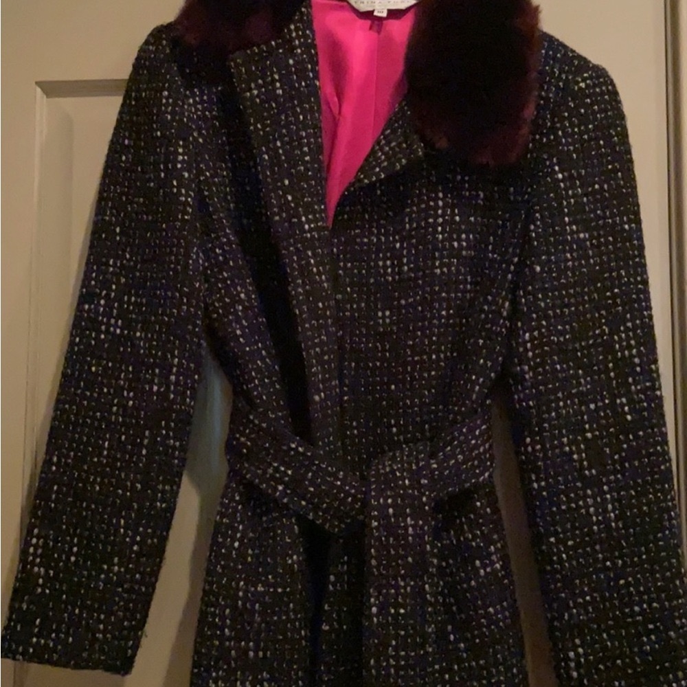 Gorgeous Trina Turk belted coat w/ hot pink lining & faux fur collar, size 10